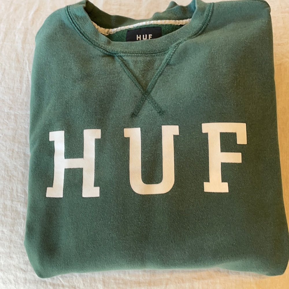 Vintage feel HUF pull over.